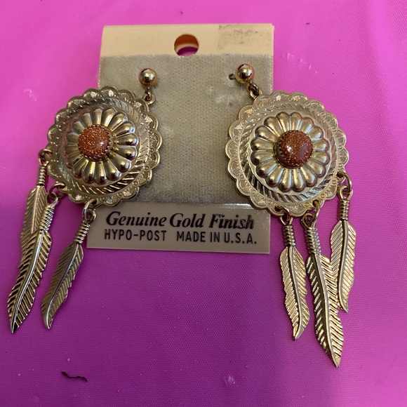 Vintage Southwestern Shield Feathers Earrings Gold Finish    Tote J-1 - Picture 2 of 3